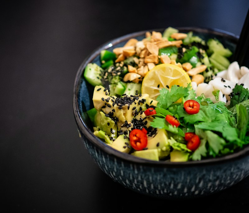 Salade composée dans une assiette grise, repas plaisir conservé tel quel